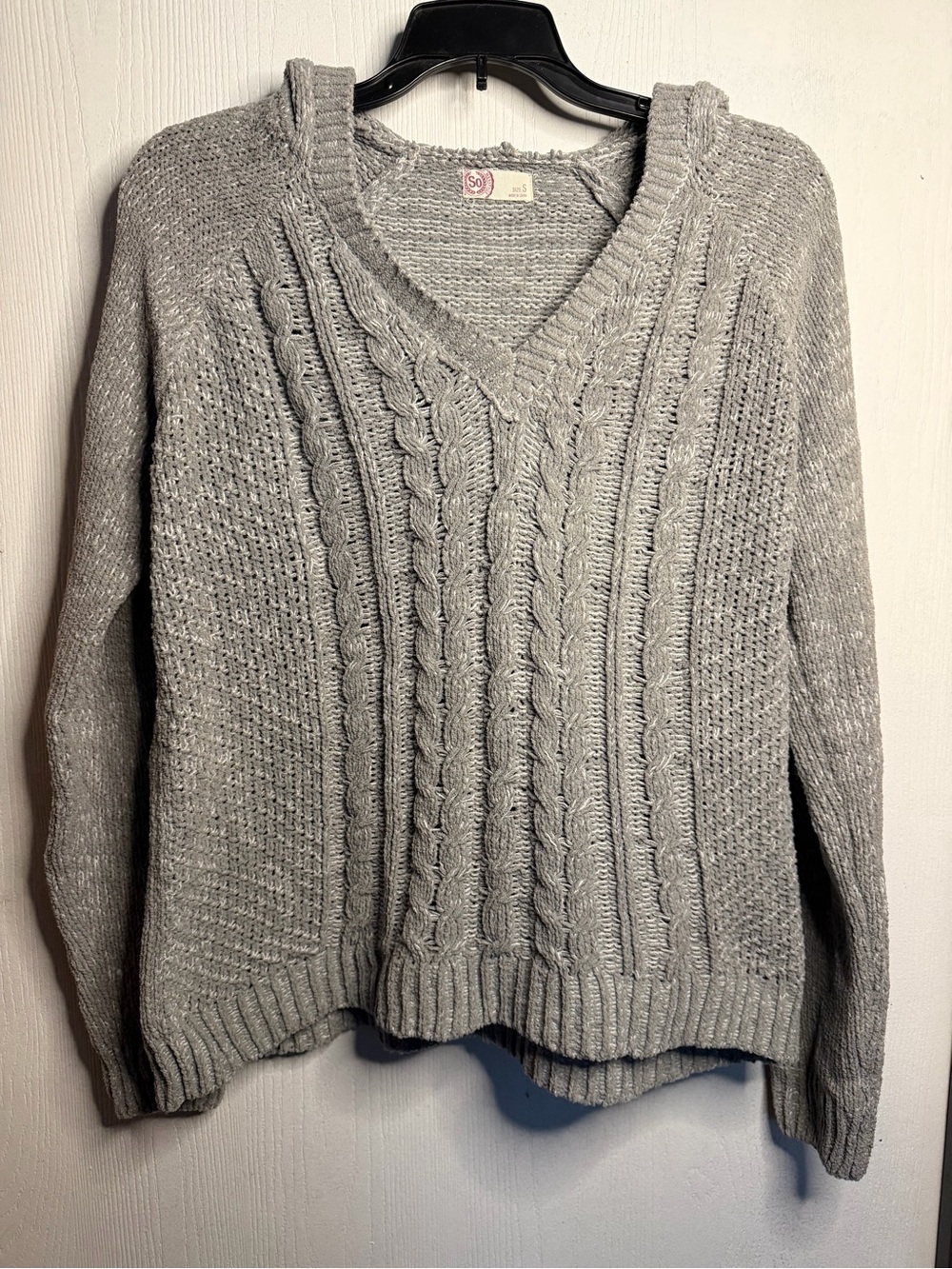 SO Women's Cable Knit V-Neck Sweater - Light Gray